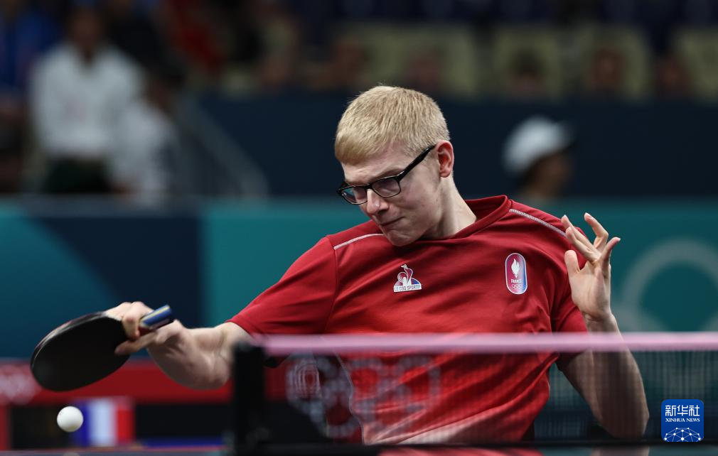 滕哈赫因执教问题被解雇，被指背锅，俱乐部称其过度追求个人利益，引发球迷质疑。